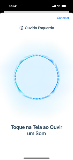 iPhone mostrando o Teste de Audi??o em andamento ao lado dos AirPods Pro 2.