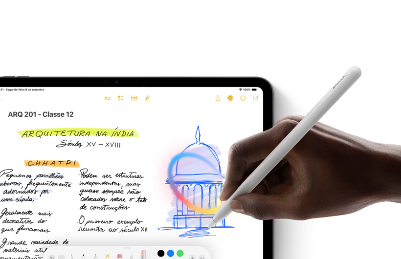 M?o segurando o Apple Pencil e fazendo um círculo ao redor de um desenho no app Notas no iPad.