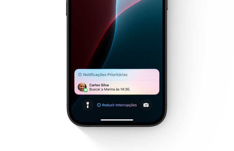 iPhone com o Foco Reduzir Interrup??es ativado, mostrando apenas uma notifica??o marcada como "Talvez Importante".
