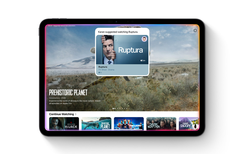 Uma notifica??o no app Apple TV Plus lembra que uma pessoa recomendou uma série para você assistir.