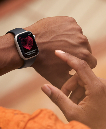 Um Apple Watch Series 9 de 45 mm de lado com a tela mostrando o início de um ECG