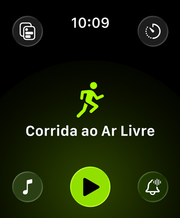 Novo layout do app Exercício com bot?es verdes em cada canto para acessar alertas, música, experiências, exercícios personalizados e métricas sobre um fundo preto. No centro, aparece o ícone verde de uma pessoa correndo, com o texto Corrida ao Ar Livre escrito em letras brancas embaixo, além de um bot?o verde mais abaixo para Reproduzir.