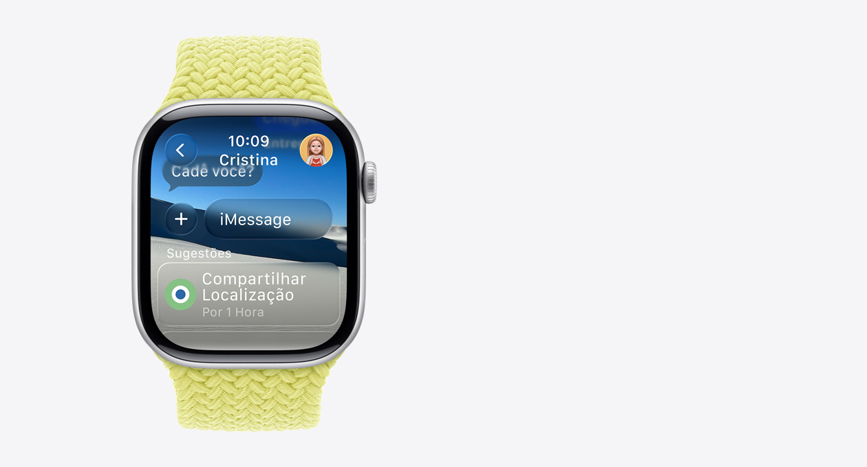 Apple Watch prateado com pulseira tran?ada amarela, na tela uma mensagem translúcida que diz “Onde você está?” e a palavra “Sugest?es” aparece embaixo com uma a??o inteligente que diz ”Compartilhar”  localiza??o por 1 hora