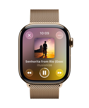 Apple Watch com caixa dourada de titanio e pulseira estilo milanês, o mostrador exibe a reprodu??o de uma faixa no Apple Music, controles translúcidos em Liquid Glass.