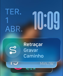 Três modelos de Apple Watch. No centro, está o Apple Watch Ultra 2 com caixa natural de titanio e pulseira loop Trail preta, o mostrador exibe o app Watch e o widget Retra?ar. à direita, está o Apple Watch com caixa preta brilhante e pulseira loop solo tran?ada água-marinha, e o mostrador exibe uma conversa com a avó com Tradu??o ao Vivo. à esquerda, está o Apple Watch com caixa prateada e pulseira esportiva tangerina, e o mostrador exibe a Corrida ao Ar Livre com um bot?o de reprodu??o no app Exercício.