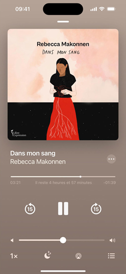 écran d’un iPhone affichant un livre audio. Sous l’image de la couverture se trouvent les commandes de lecture, soit un bouton Lecture, des boutons pour avancer ou reculer de 15 secondes, et un curseur de volume