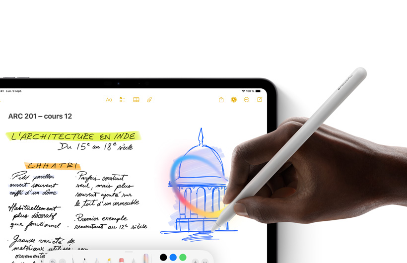 Une main tenant un Apple Pencil trace un cercle autour d’une esquisse dans l’app Notes sur iPad.