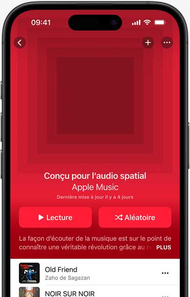 écran d’iPhone affichant la couverture de la liste de lecture Con?u pour l’audio spatial dans l’app Apple Music