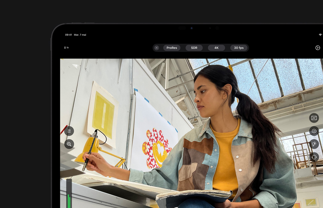 App Appareil photo sur un iPad Pro montrant les réglages de capture ProRes activés à c?té de l’image d’une artiste.