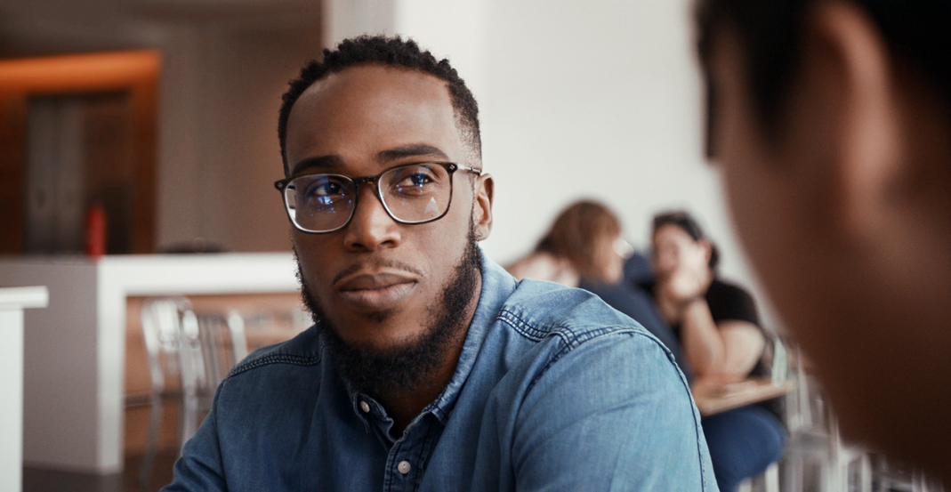 Shaunte, Apple?Support Advisor, a une conversation avec son manager dans un bureau d’Apple.