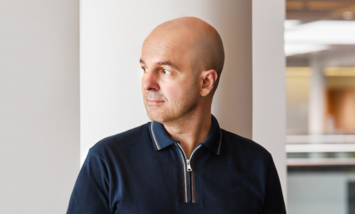 Roberto devant un pilier, le regard tourné sur le c?té.