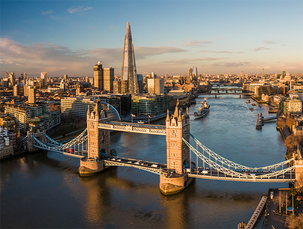 Flyfoto som viser London og Themsen, med Tower?Bridge i forgrunnen.