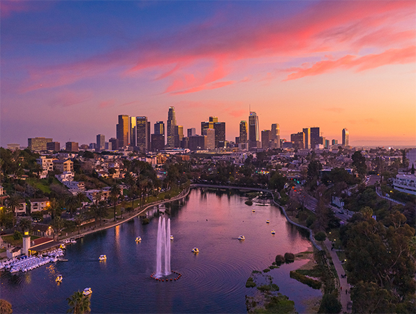 Flyfoto av skyskrapere i Los?Angeles med en park og en innsj? i forgrunnen.