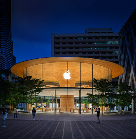 夜のApple Storeの外観。