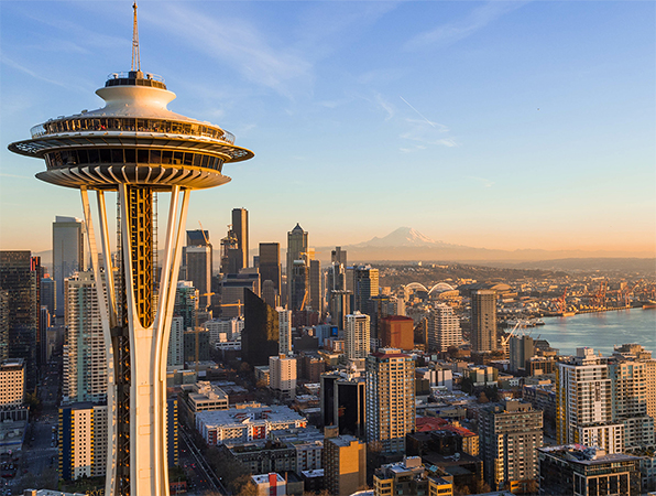 Flyfoto av Seattle i Washington med Space Needle i forgrunnen.