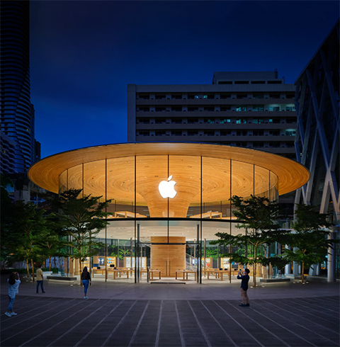 夜のApple Storeの外観。