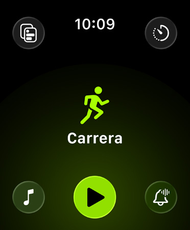 Nuevo dise?o de la app Entrenamiento, con métricas sobre un fondo oscuro y botones verdes en cada esquina que permiten el acceso a alertas, música, experiencias y entrenamientos personalizados. Al centro, se ve el ícono verde de una persona corriendo y debajo, en letras blancas, se lee Carrera al Aire Libre; debajo está el botón verde de Empezar