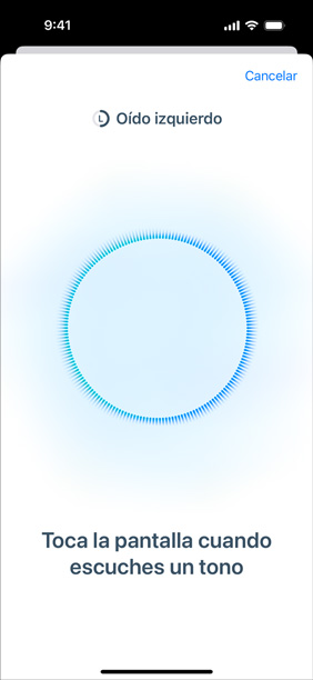 Un iPhone muestra una Prueba de Audición en progreso junto a unos AirPods Pro 2