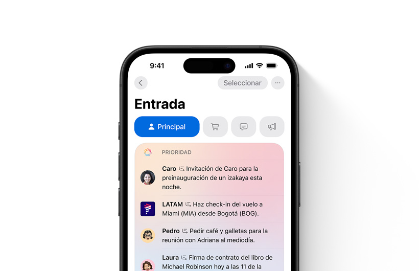 Bandeja de entrada en la app Mail de un iPhone con los mensajes más importantes arriba y resaltados con un color diferente