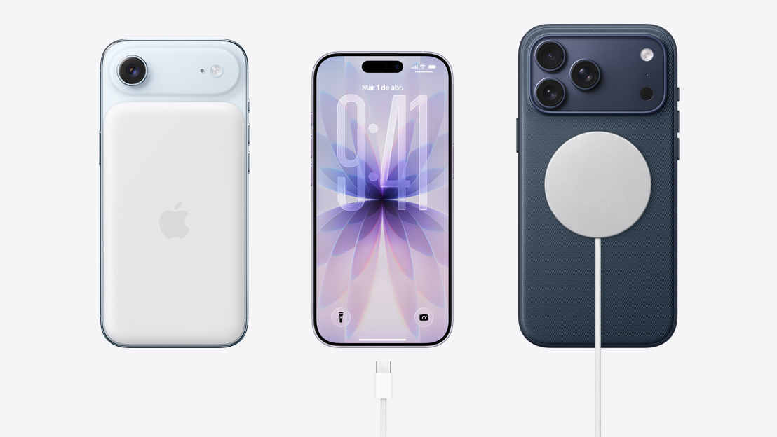 Lado a lado. Parte posterior de un iPhone Air con una batería MagSafe acoplada, parte frontal de un iPhone 17 con dise?o todo pantalla, cable de carga USB-C cerca del puerto de carga, parte posterior de un iPhone 17 Pro con el cable de carga MagSafe conectado