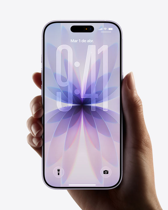 La mano de una persona sostiene un iPhone 17 con dise?o todo pantalla, la pantalla bloqueada muestra el borde de Liquid Glass