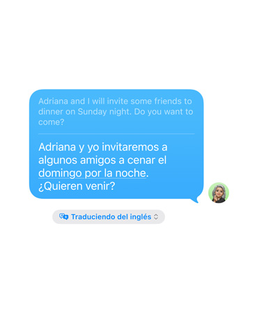 Traducción en Vivo en Mensajes, con el mensaje “Adriana y yo vamos a invitar a algunos amigos a cenar el domingo por la noche. ?Os animáis a venir?” traducido automáticamente del inglés