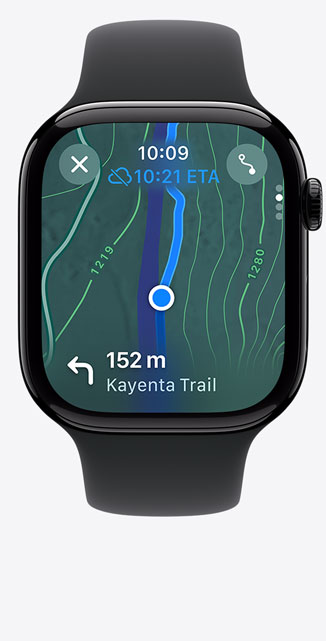 Pohled zep?edu na displej Apple?Watch Series?10 s?aplikací Mapy, kde je vidět turistická stezka.