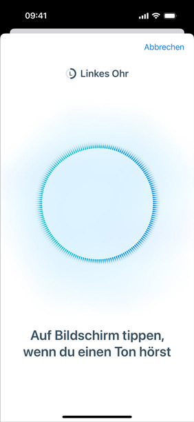 Ein iPhone neben den AirPods Pro 2 zeigt den laufenden H?rtest