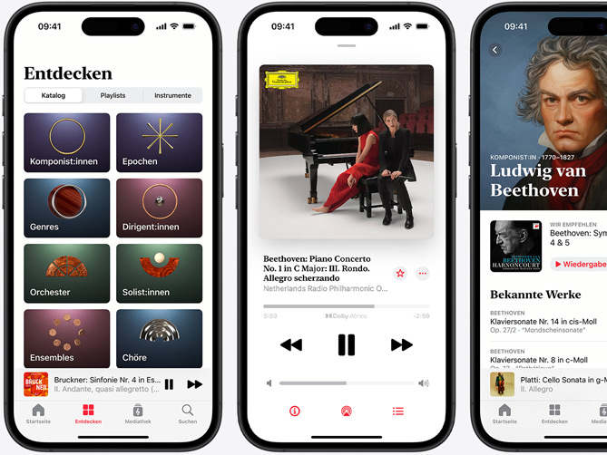 Das iPhone auf der linken Seite zeigt den Apple Music Classical Tab ?Entdecken“ mit dem ausgew?hlten Katalog Tab mit den Kategorien Komponist:innen, Epochen, Genres, Dirigent:innen, Orchester, Solist:innen, Ensembles und Ch?re. Das iPhone in der Mitte zeigt Beethovens Klavierkonzert Nr. 1 in C-Dur, Op. 15: III. Rondo. Allegro scherzando in Dolby Atmos. Das iPhone auf der rechten Seite zeigt die Seite ?Komponist:innen“ von Ludwig van Beethoven.