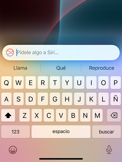 Campo de texto para escribir a Siri encima del teclado del iPhone