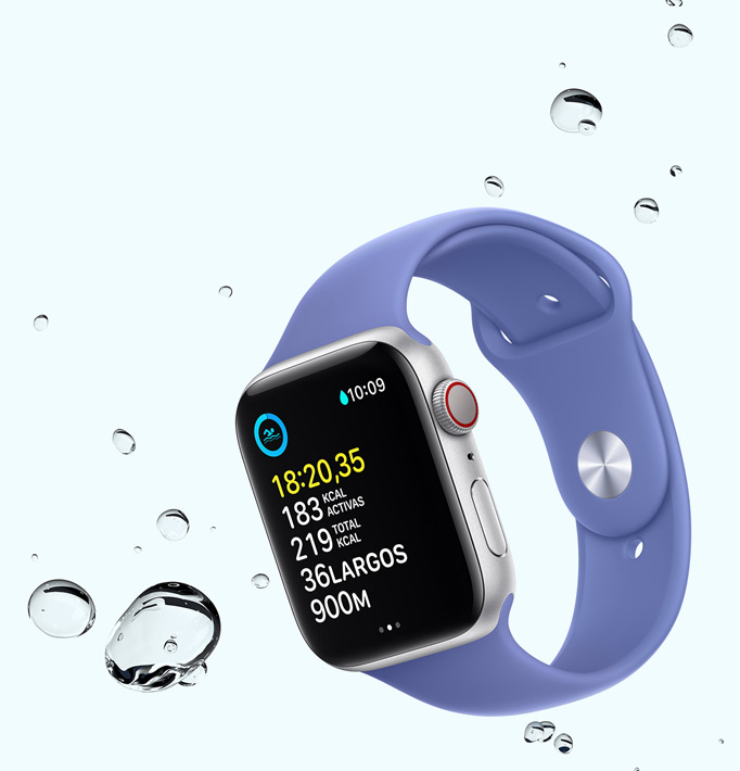 Un Apple Watch SE que muestra un entreno de natación y gotas de agua alrededor de la imagen del dispositivo