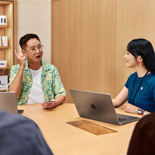 Vue aérienne d’une formation professionnelle dispensée dans un Apple Store.