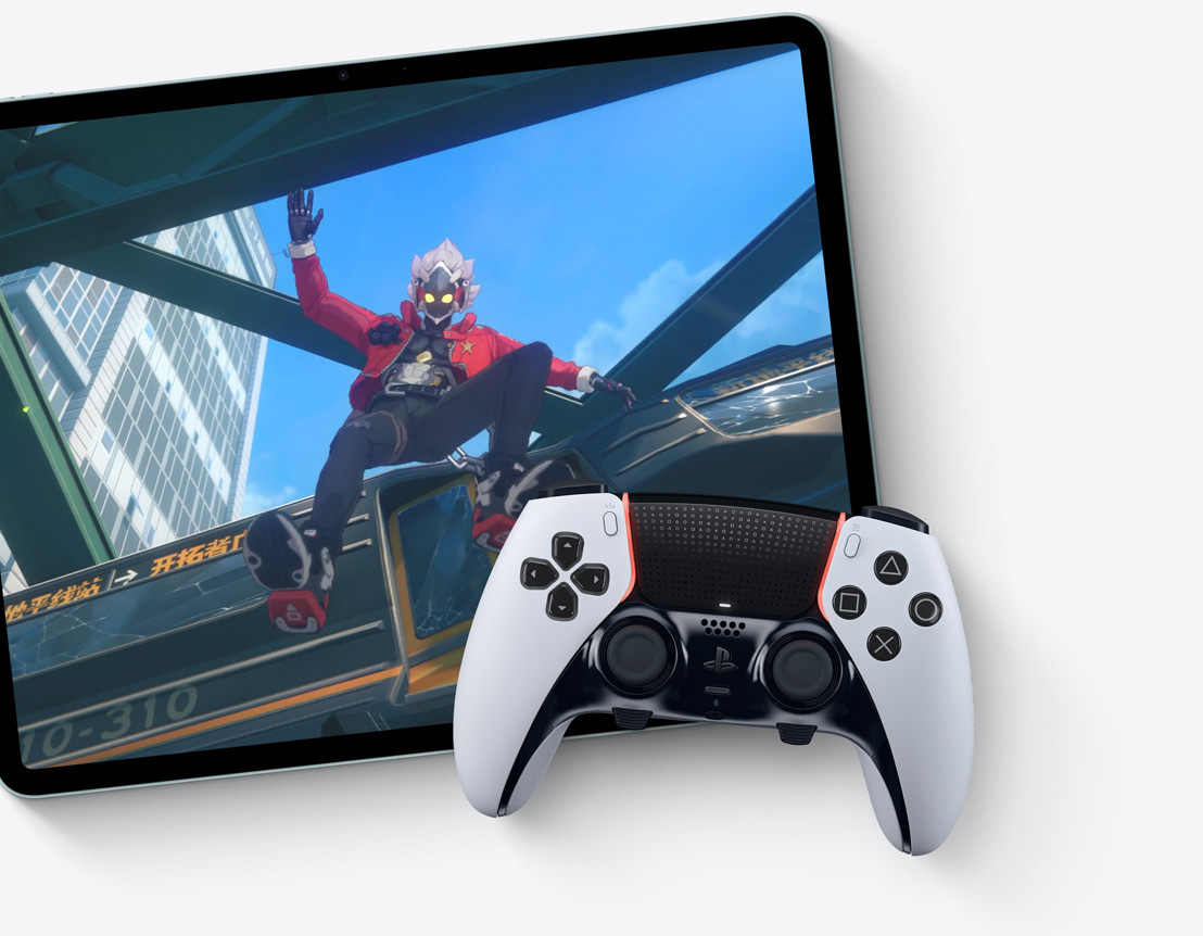Un iPad Air montrant le jeu ? Zenless Zone Zero ? avec une manette externe posée dessus.