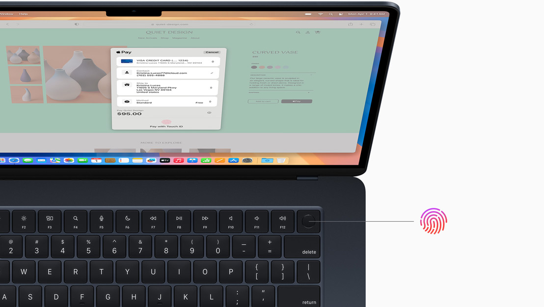 Ein ge?ffnetes MacBook Pro in Space Schwarz zeigt, wo sich die Touch ID Taste befindet.