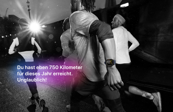 Schwarz-Wei?-Foto von Menschen, die joggen, Text über Foto: Du hast gerade die Marke von 750 Kilometern für das Jahr geknackt. Unglaublich!
