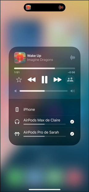 écran d’iPhone affichant deux paires d’AirPods écoutant ? All for Nothing (I’m So in Love) ?, de Lauv.