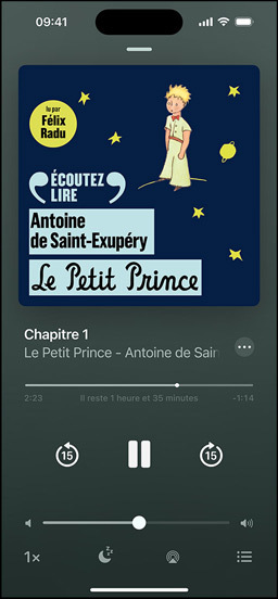 écran d’iPhone affichant un livre audio. Sous la couverture se trouvent les commandes de lecture, incluant un bouton de lecture, un curseur de volume et des boutons pour avancer ou revenir en arrière