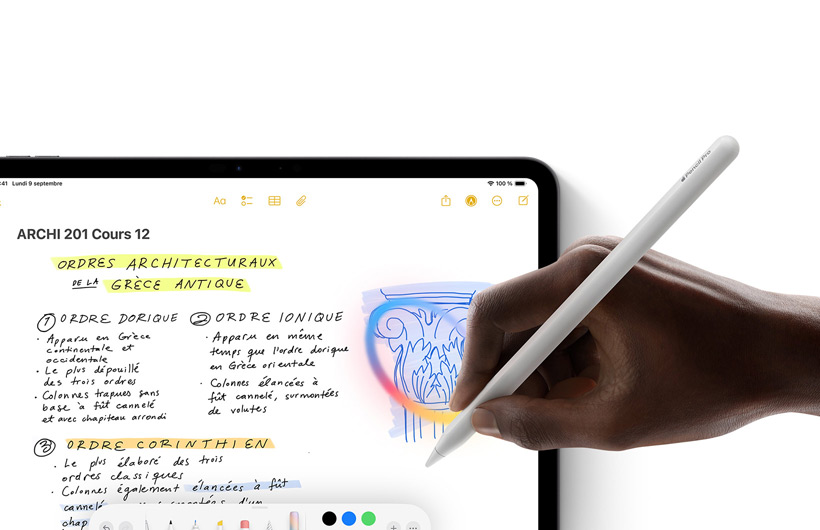 Une main tenant un Apple Pencil dessine un cercle autour d’un croquis dans l’app Notes sur iPad.