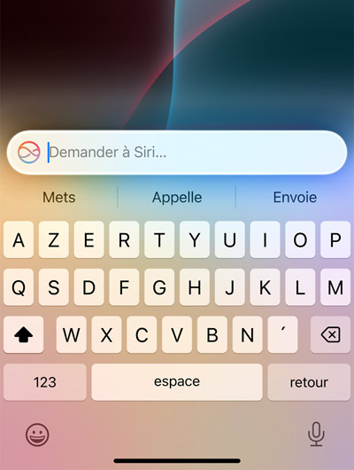 Un champ de texte au-dessus du clavier de l’iPhone indique ? Demander à Siri ?