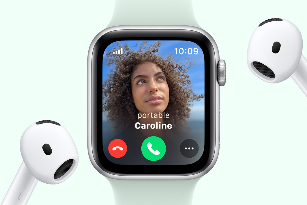 Apple Watch SE affichant un appel entrant, à c?té d’une paire d’AirPods