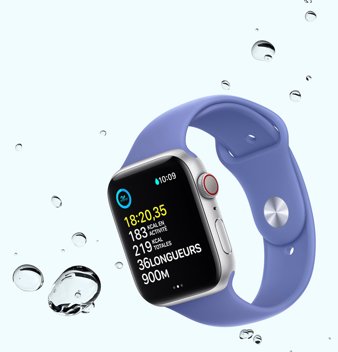 Une Apple Watch SE montrant l’écran de l’exercice Nage en eau libre avec des gouttes d’eau qui entourent l’appareil