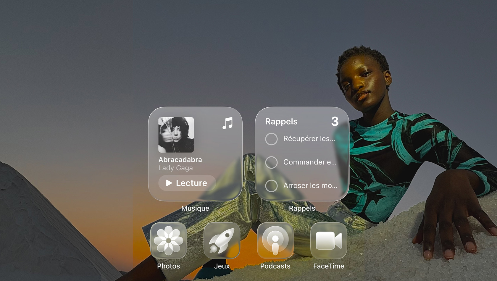 écran en Liquid Glass avec des ic?nes d’app transparentes, comme Apple Music, Rappels, Photos, Jeux, Podcasts et FaceTime qui se réfractent contre le fond d’écran
