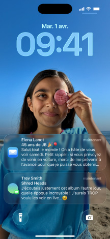 iPhone, cinq modèles, chaque modèle chevauche légèrement celui d’à c?té, l’écran tout à gauche montre une conversation avec un arrière-plan dans Messages, le deuxième écran sur la gauche montre l’écran d’accueil avec des ic?nes d’app colorées, le modèle central montre l’écran verrouillé avec une photo, des chiffres indiquant l’heure en Liquid Glass, deux notifications apparaissent en bas de l’écran, le deuxième modèle à droite montre des ic?nes nettes de l’app en Liquid Glass, le modèle tout à droite montre le lecteur de musique en Liquid Glass