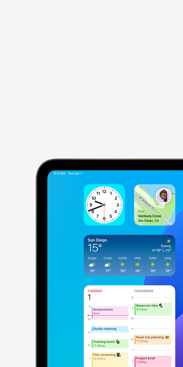 iPad Pro 螢?zāi)簧险故九园坠δ?，畫面中有個天氣 app 的小工具，音訊輸出的內(nèi)容為「Weather, San Diego, 15 degrees」