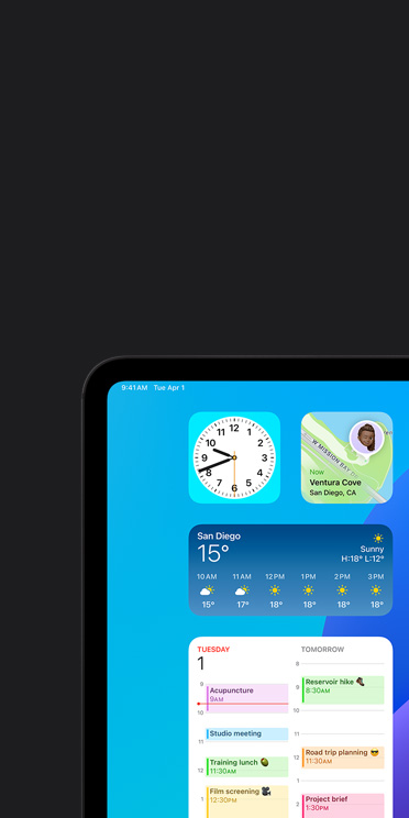 iPad Pro 螢?zāi)簧险故九园坠δ埽嬅嬷杏袀€天氣 app 的小工具，音訊輸出的內(nèi)容為「Weather, San Diego, 15 degrees」