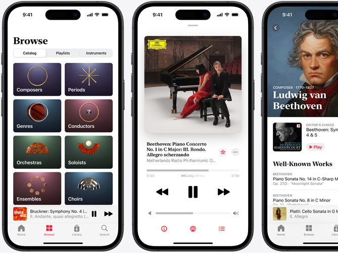 左邊的 iPhone 展示 Apple Music 古典樂 app 的「瀏覽」分頁，其中已選取「目錄」分頁，顯示作曲家、時期、類型、指揮家、管弦樂團、獨奏/獨唱、合奏團，以及合唱團目錄；中間的 iPhone 顯示以杜比全景聲播放 Beethoven 的《Piano Concerto No. 1 in C Major, Op. 15: III. Rondo. Allegro scherzando》；右邊的 iPhone 顯示 Ludwig van Beethoven 的作曲家頁面