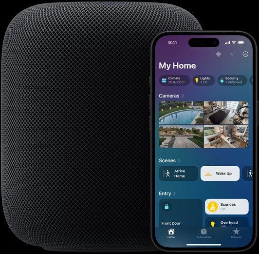 一部 iPhone 放在一部 HomePod 揚(yáng)聲器前少少的位置，螢?zāi)簧巷@示家居 app 的主畫面