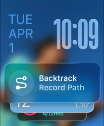 三款 Apple Watch 型號(hào)；中間的 Apple Watc 配備原色鈦金屬錶殼，錶面顯示回溯小工具的智慧型疊放提示；右方的 Apple Watc 配備午夜暗色錶殼，錶面顯示體能訓(xùn)練 app 畫面；左方的 Apple Watc 配備玫瑰金色錶殼，錶面顯示睡眠分?jǐn)?shù)畫面