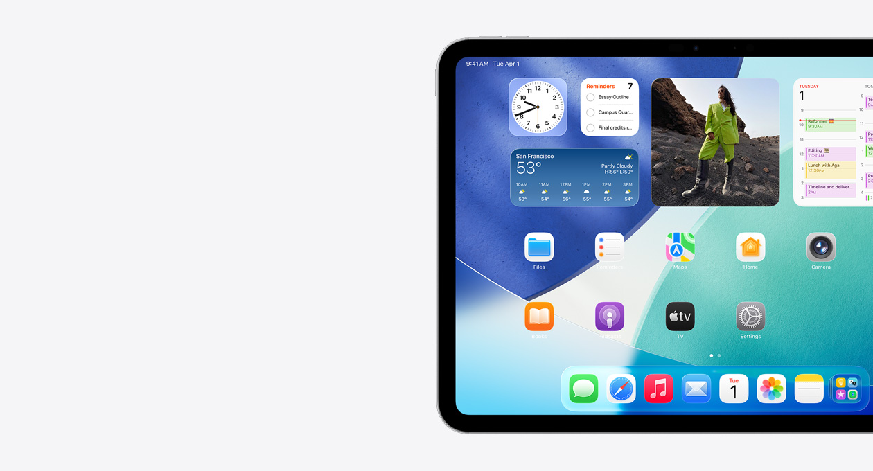 橫向放置的 iPad，僅展示左側(cè)螢?zāi)?，主畫面上疊放著各種小工具，包括呈現(xiàn) Liquid Glass 效果的半透明時鐘、提醒事項 app、天氣小工具，另有兩排較小的 app 和 Dock