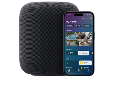 在午夜暗色 HomePod 旁邊有一部 iPhone，螢?zāi)伙@示家居 app 的「我的家」用戶介面